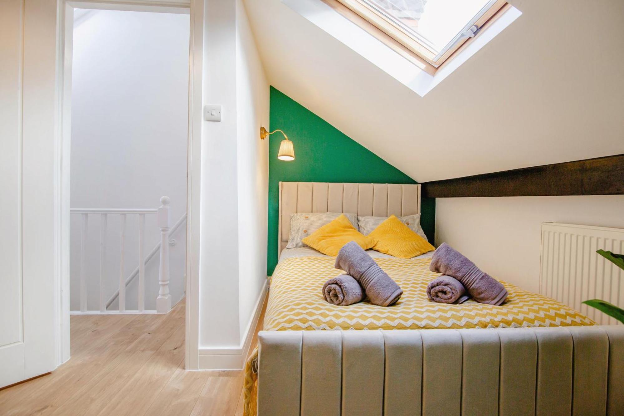Urban Retreat Oasis Free Parking 13ppl Holiday home *