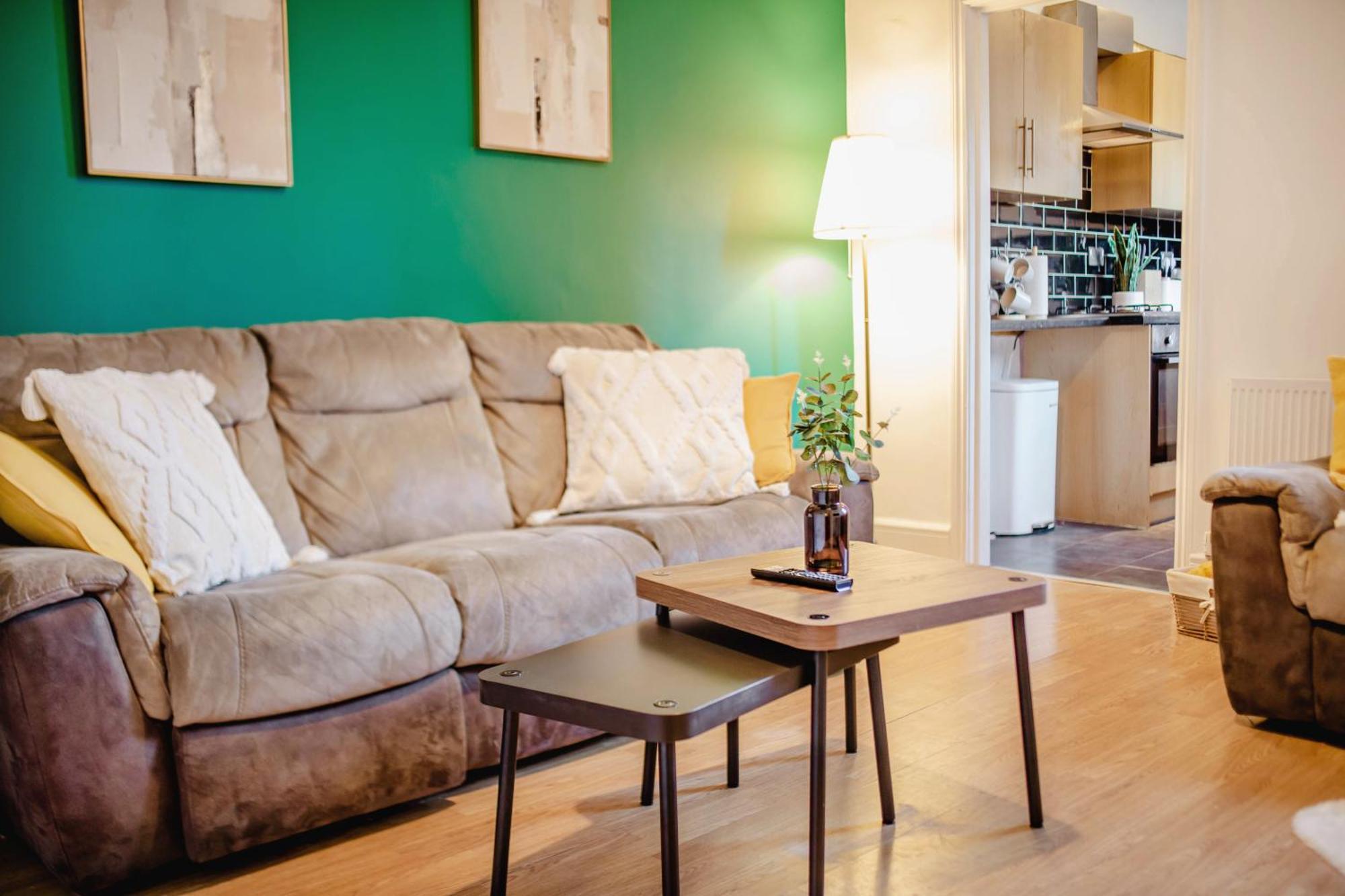 Urban Retreat Oasis Free Parking 13ppl Holiday home