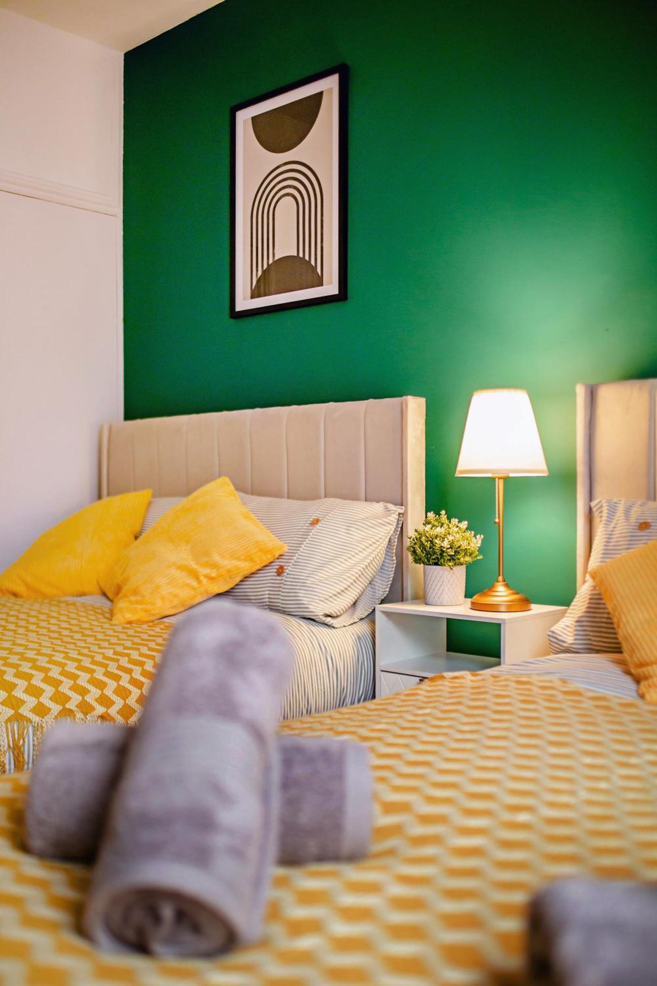 Urban Retreat Oasis Free Parking 13ppl Holiday home *