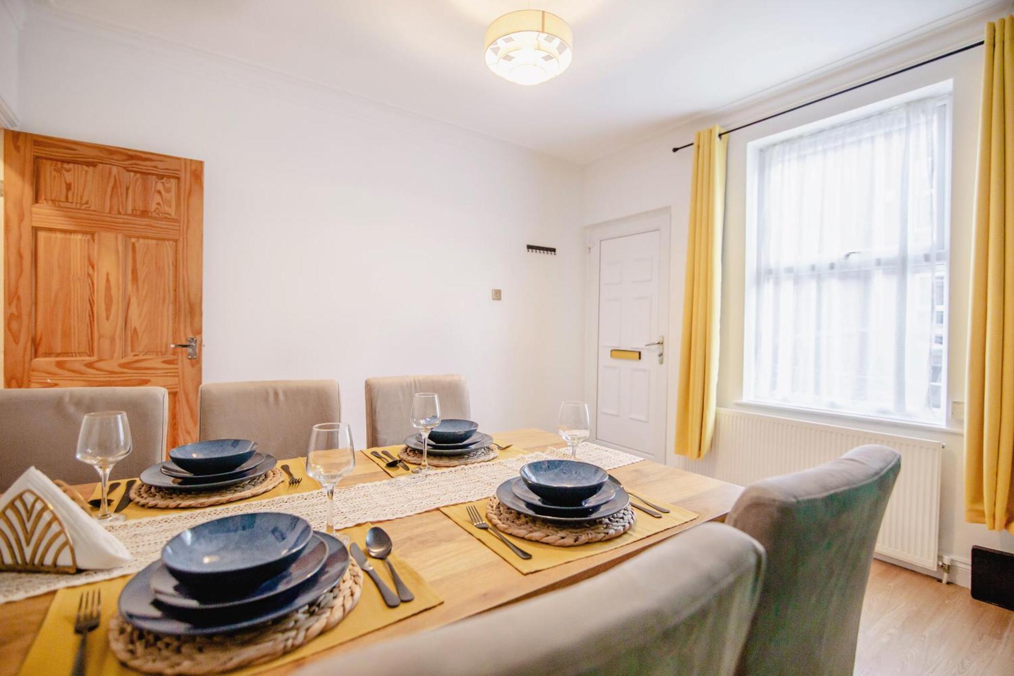 Urban Retreat Oasis Free Parking 13ppl Holiday home