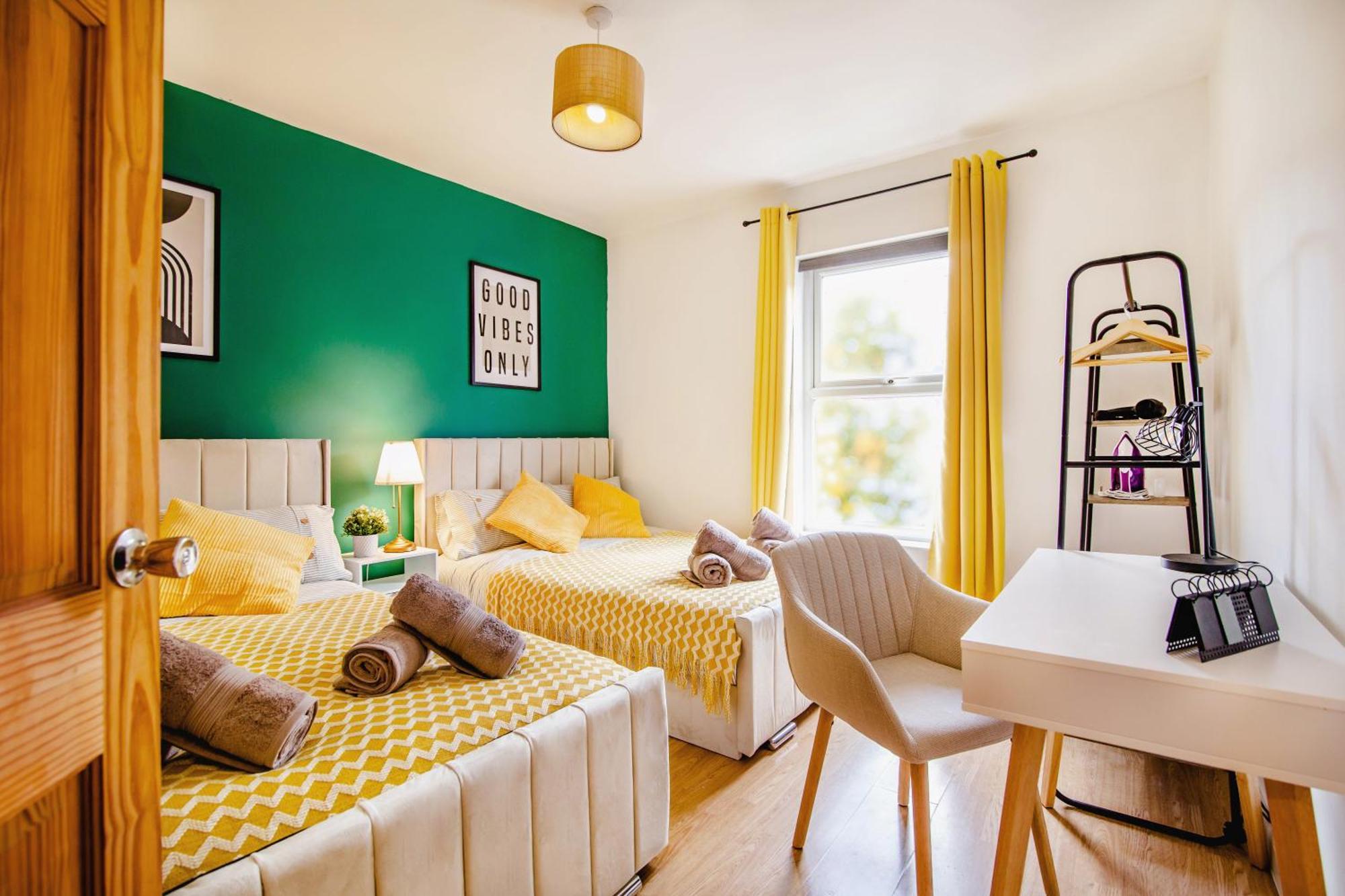 Urban Retreat Oasis Free Parking 13ppl Holiday home Sheffield