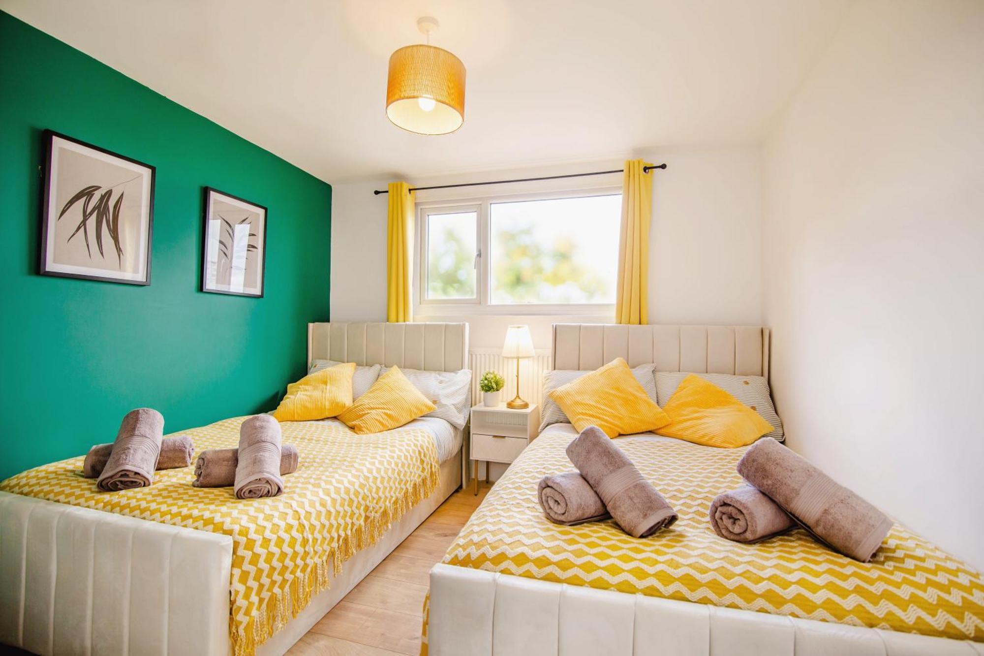 Urban Retreat Oasis Free Parking 13ppl Holiday home