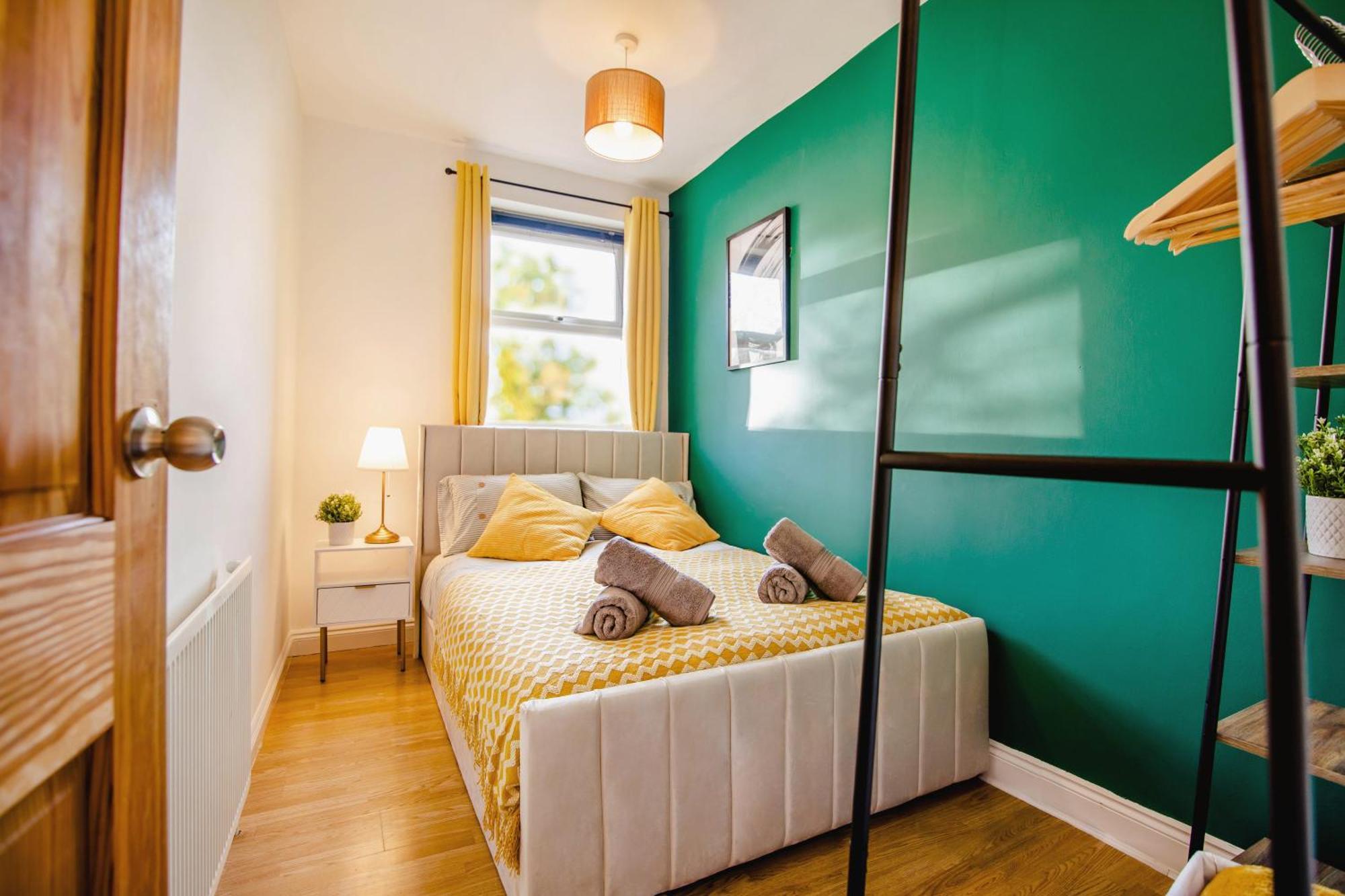 Urban Retreat Oasis Free Parking 13ppl Holiday home