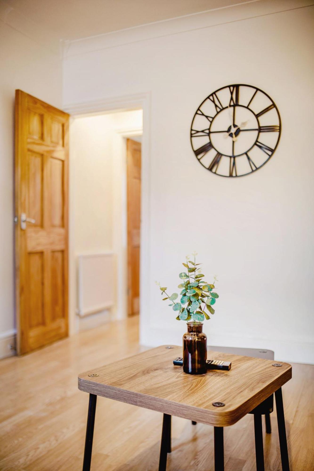 Urban Retreat Oasis Free Parking 13ppl Holiday home *